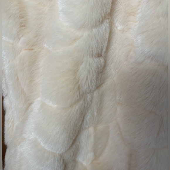 Super soft luxurious Faux Fur vest in French Vanilla size M - Picture 2 of 10